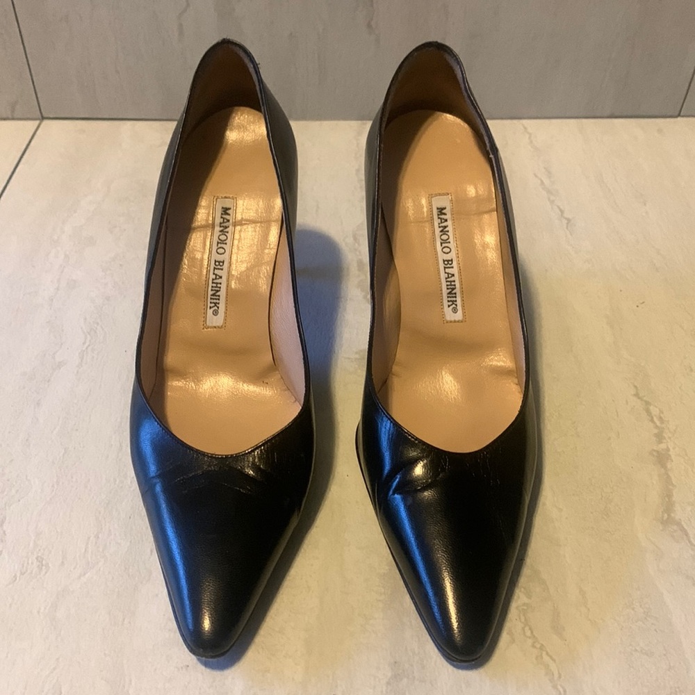Manolo Blahnik Women's Black Patent Leather Slip On Pointed Toe Classic Heels